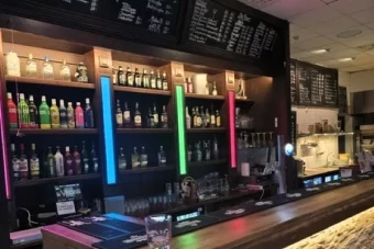 51014 Restaurang/Pizzeria belägen i stort bostadskvarter i Huddinge