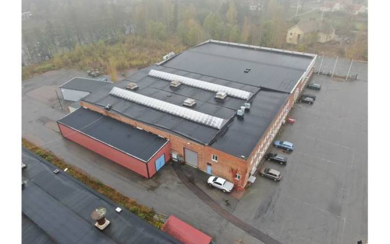 Industrifastighet med 2 produktionshallar/varmlager samt kontors- och personalutrymmen.