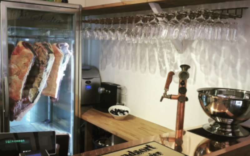 Mysig restaurang med fullständiga rättigheter i hjärtat av Birkastan
