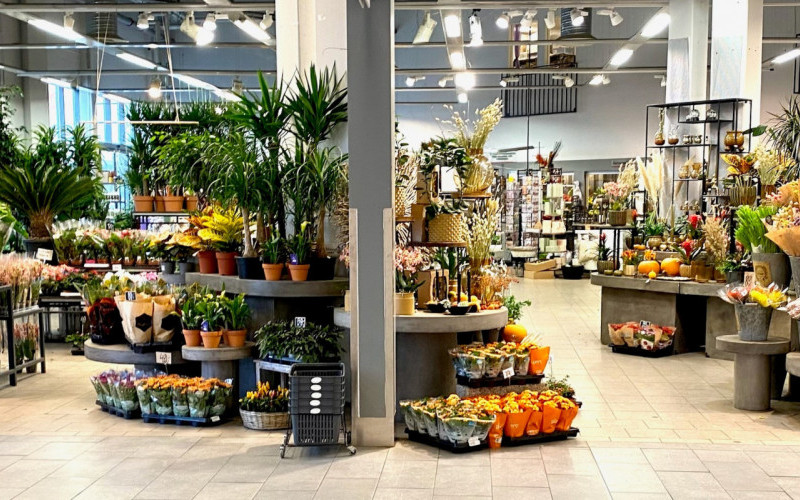 Välkänd och inarbetad blomsterbutik i köpcentrum.
