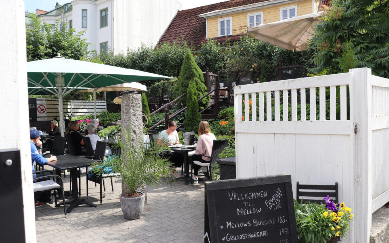 Café/restaurang med stor trädgård, Strömstad.